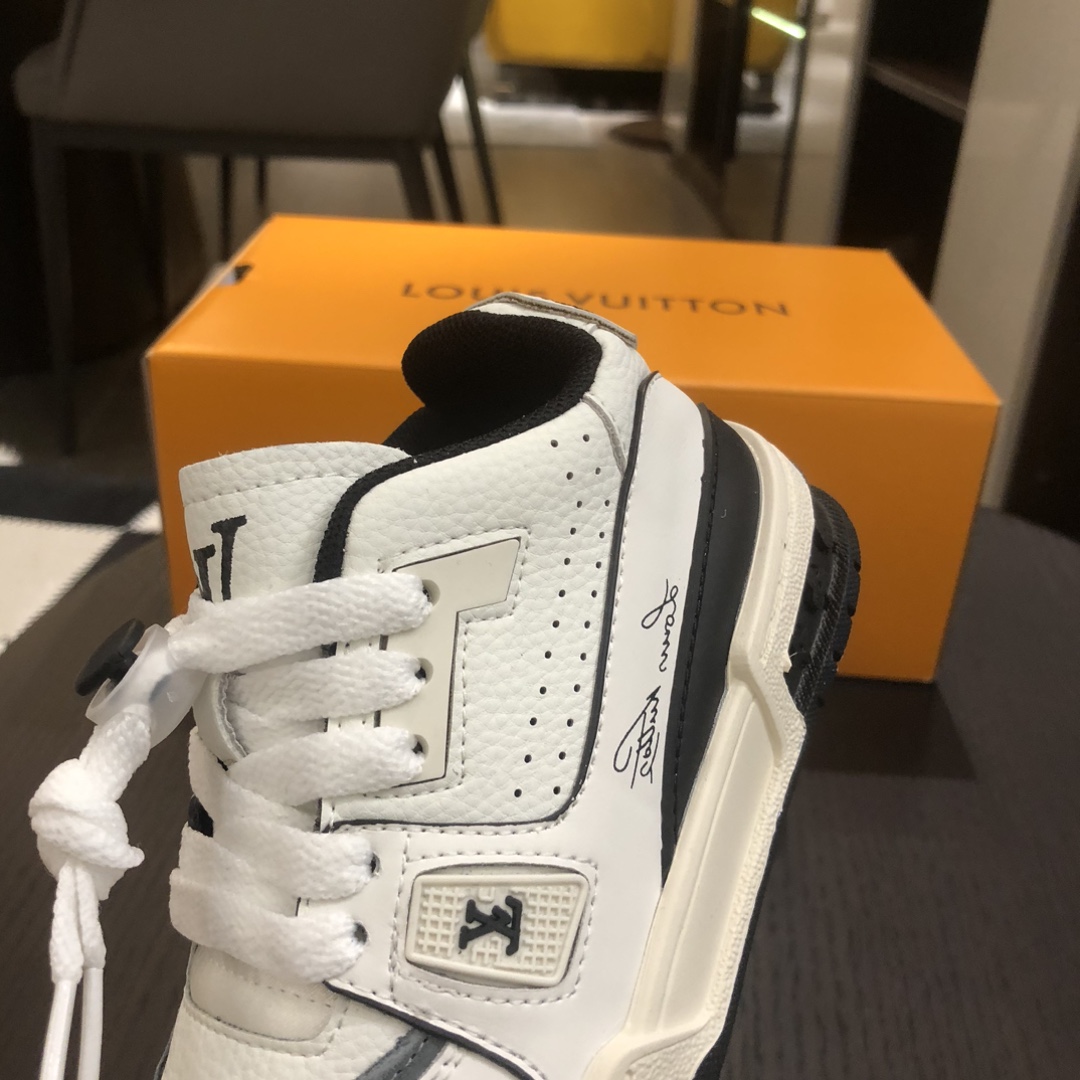Children's shoes child